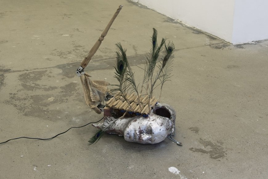 Nils Alix-Tabeling, Limules, 2018, Robot, animated wood carving, resinated papier maché, peacock feathers, speakers, ormeaux shells, trinkets. 7min sound piece looped, 70 x 70 x 110 cm