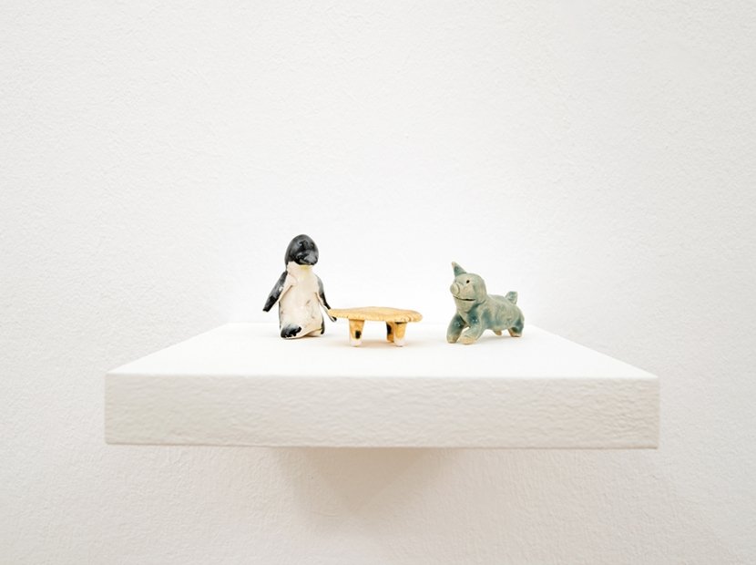 Asha Schechter, Penguin and Pig post-breakup, 2019, glazed ceramic, ca. 8 x 12 x 5,5 cm