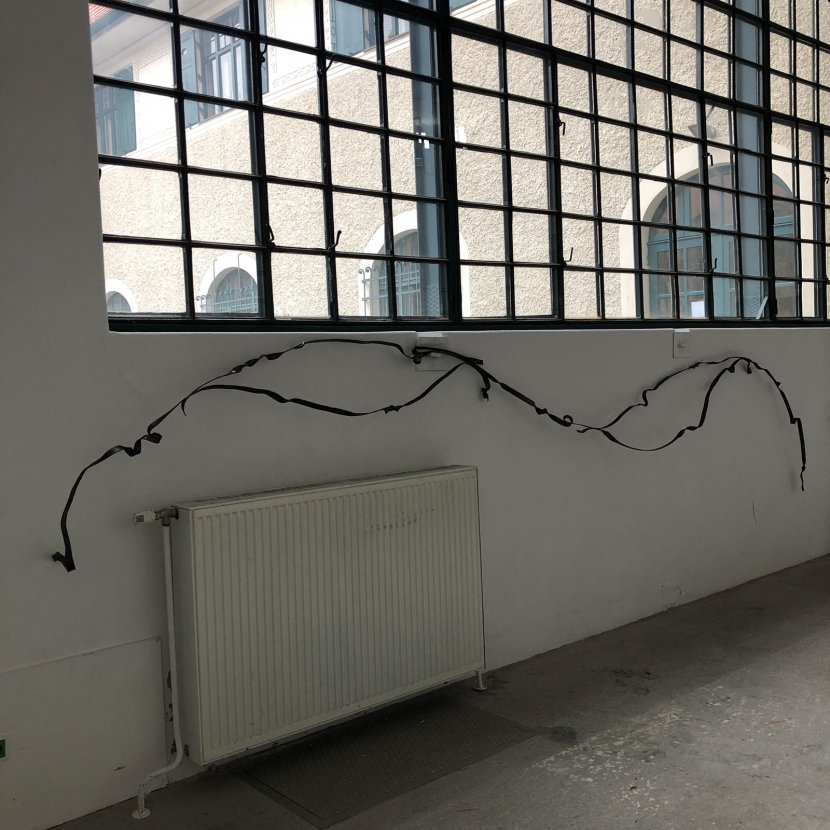 Julia Znoj, Decocore, 2019 (Curtain installation for 'You make me feel like a natural disaster' in collaboration with Jessyca R. Hauser), forged metal strips | Foto: PARNAS