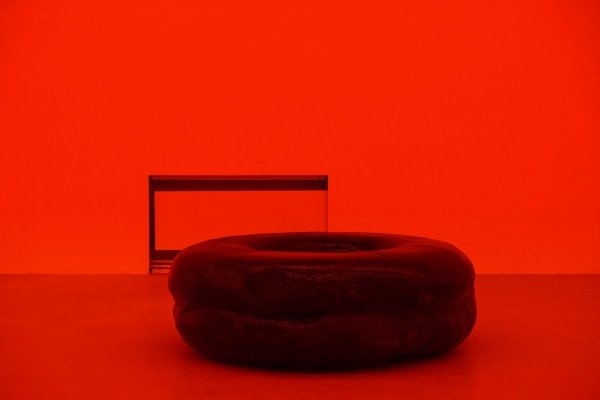 Brud, Donut of Confusion I (2018), Schaumstoff, Bitumen aus Judäa, Glimmer, Line-X-Polyurethane, 140 x 140 x 50 cm