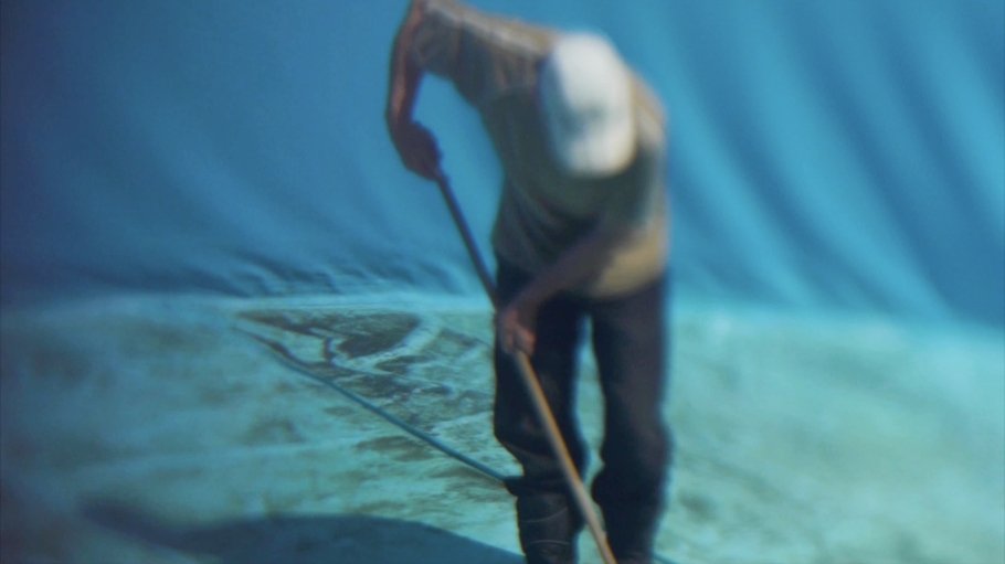 Nojus Drqsutis, The Pool Cleaners, Vilnius 2017, aus: Antje Ehmann, Harun Farocki, Eine Einstellung zur Arbeit / Labour in a Single Shot, 2011-Videosll