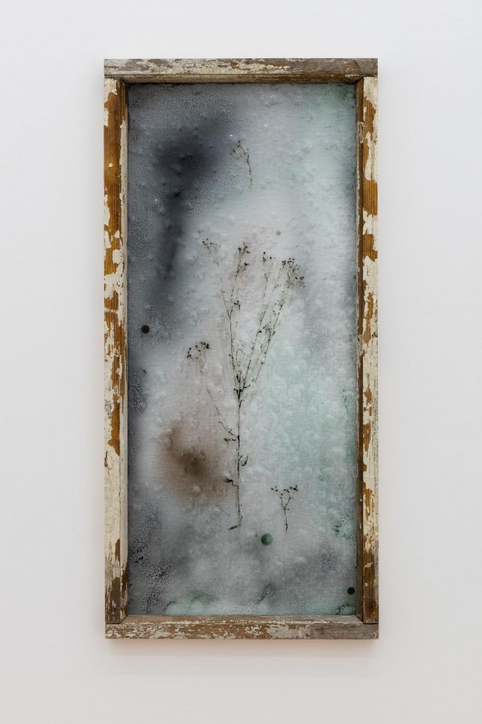 Augustas Serapinas, Notes from Užupis 2, 2019, Gefundenes Holz, Stained Glass-Technik, 98 x 46 cm courtesy Emalin, London, Photo: Sebastian Kissel