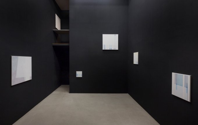 Herbert Hinteregger, Untitled (Kunstschnee), 2019, Ausstellungsansicht, Georg Kargl BOX © Georg Kargl Fine Arts | Foto: Matthias Bildstein