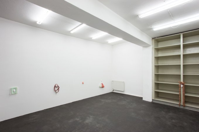 Daphne Ahlers, Bloomers, 2019, Ausstellungsansicht, Schiefe Zähne, Berlin