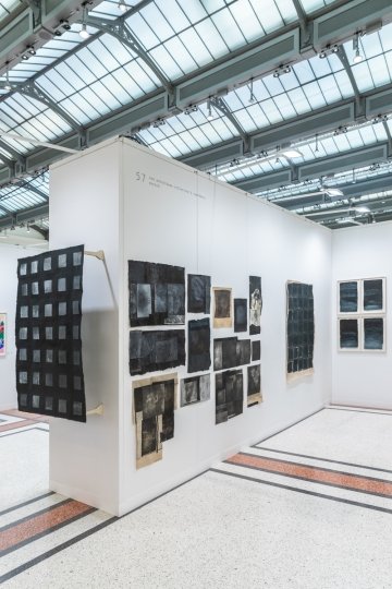 Asareh Akasheh, Sammlung Olivier von Schulthess, paper positions, Berlin 2024, Paper Art Award in Gold, Foto: Clara Wenzel Theller
