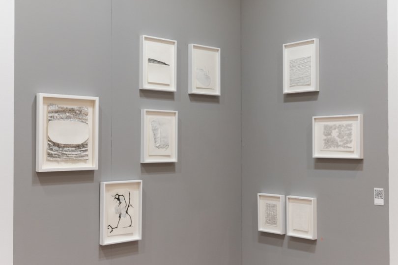 Leonie Mertens, Galerie Heike Strelow, paper positions Berlin, 2024, Paper Art Award in Silber, Foto: Clara Wenzel-Theiler