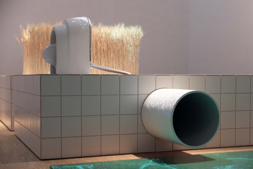 Installationsansicht des offiziellen österreichischen Beitrags CIRCULAR FLOWS. The Toilet Revolution! Eine Installation von EOOS, beauftragt und kuratiert vom MAK – Museum für angewandte Kunst, Wien, XXII Triennale di Milano 2019 © EOOS