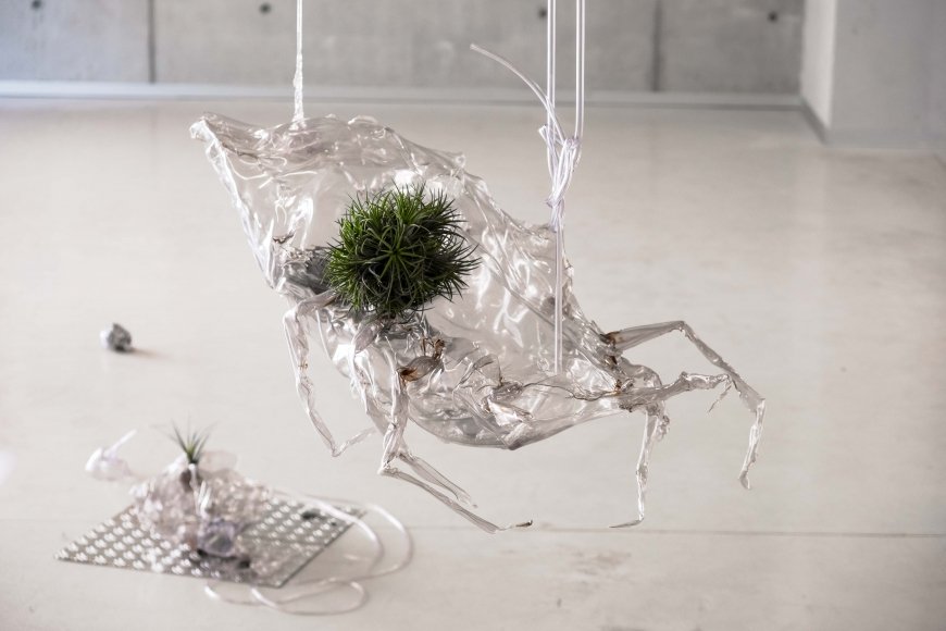 Yein Lee, My stomach feels funny II, 90 x 34 x 49 cm, Transparent PVC sheet, epoxy resin, broken cellphones, broken tablet, trapped two ants, a tillandsia, broken cables, 2019