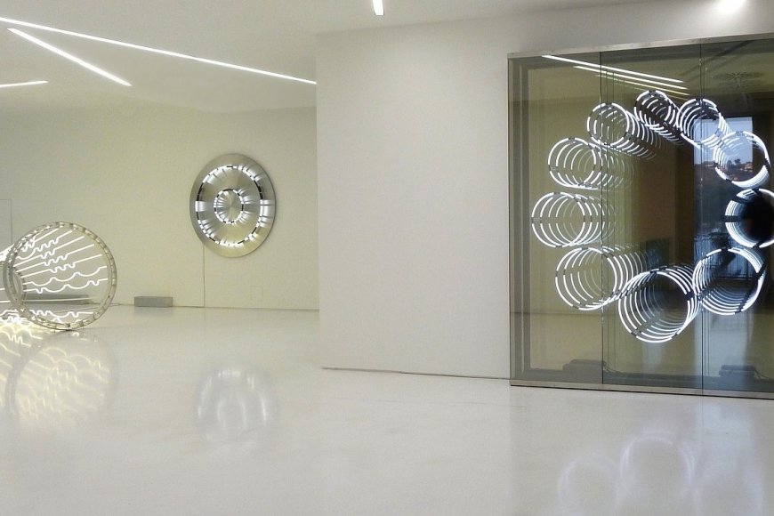 Ausstellungsansicht: "Cut a Long Story Short" Borusan Contemporary, Istanbul, 2012. r. n. l.: Brigitte Kowanz: "1234567890", 2012. Neon, Spiegel, 245 x 210 x 22 cm; "In light of light", 2011. Neon, Edelstahl, 150 x 150 x 20 cm; "Realm of Possibility", 2012. Neon, Aluminium, 130 x 220 x 120 cm (Foto: Atelier Kowanz)