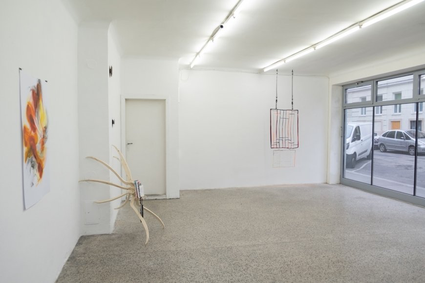 Leo Heinik, Maria VMier & Jan Erbelding, Ruine München, 2019, Ausstellungsansicht, Kluckylanc, Wien