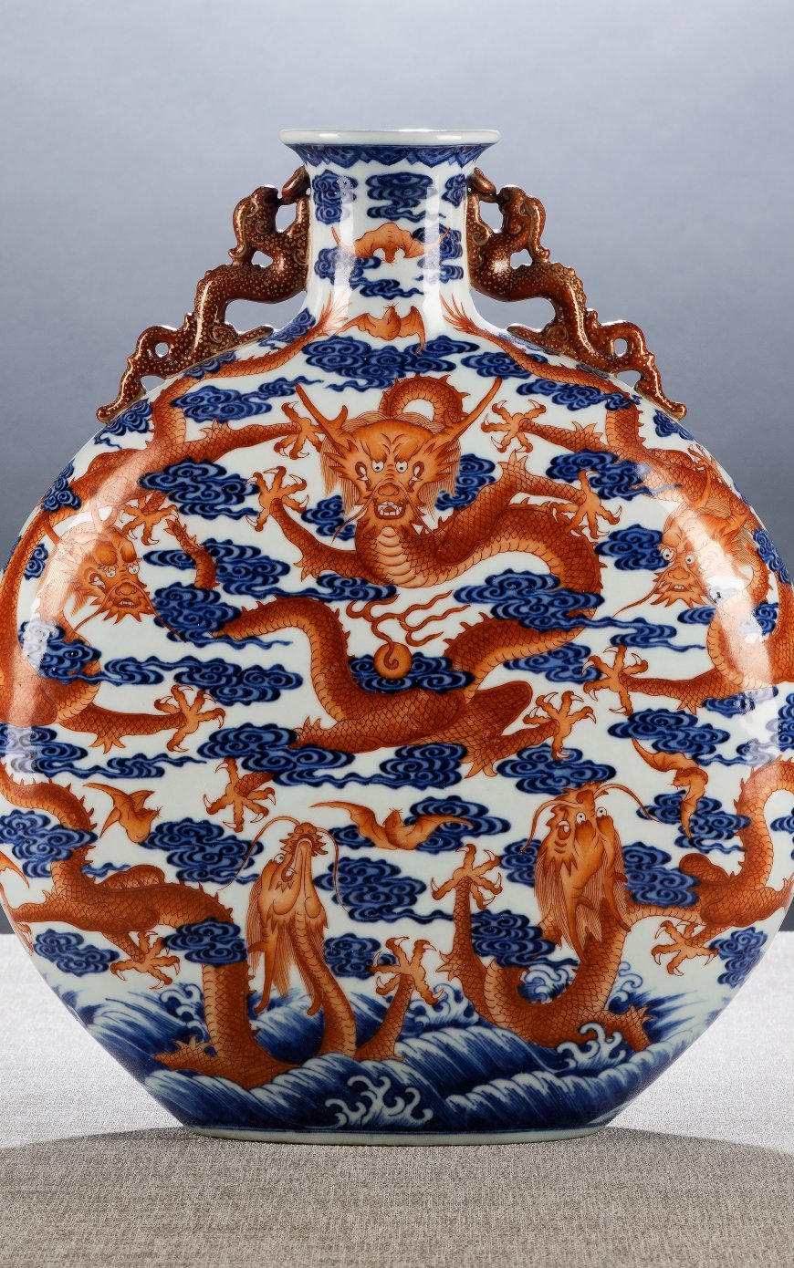 Sehr seltene Vase mit Dekor von buddhistischen Löwen, China, unterglasurblaue Qianlong-Sechszeichen-Siegelmarke und wohl aus der Zeit, H. 32,9 cm, Resultat: 825.000 €