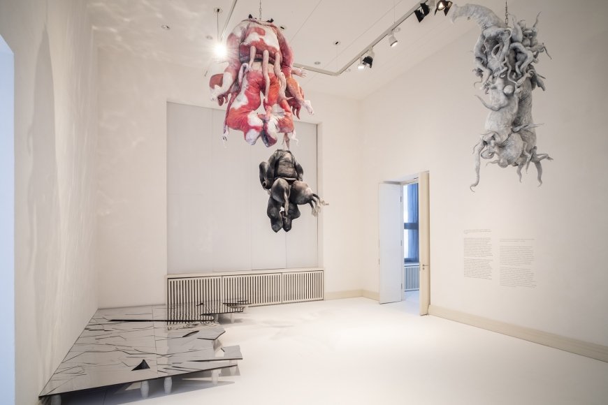 Lee Bul, „Untitled (Cravings Red)“, 2011, „Untitled (Cravings Grey)“, 2011, „Untitled (Cravings Black)“, 2011 (Rekonstruktion der Arbeit von 1988), Ausstellungsansicht „Lee Bul: Crash“, Gropius Bau, Foto: Mathias Völzke