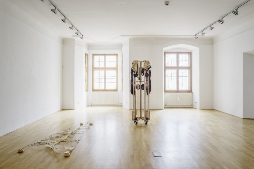Alexandra Bircken, Anna Holtz, 2019, Ausstellungsansicht, Galerie der Stadt Schwaz