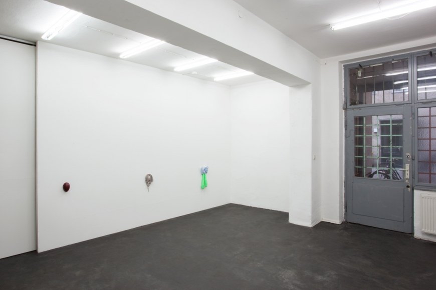 Daphne Ahlers, Bloomers, 2019, Ausstellungsansicht, Schiefe Zähne, Berlin