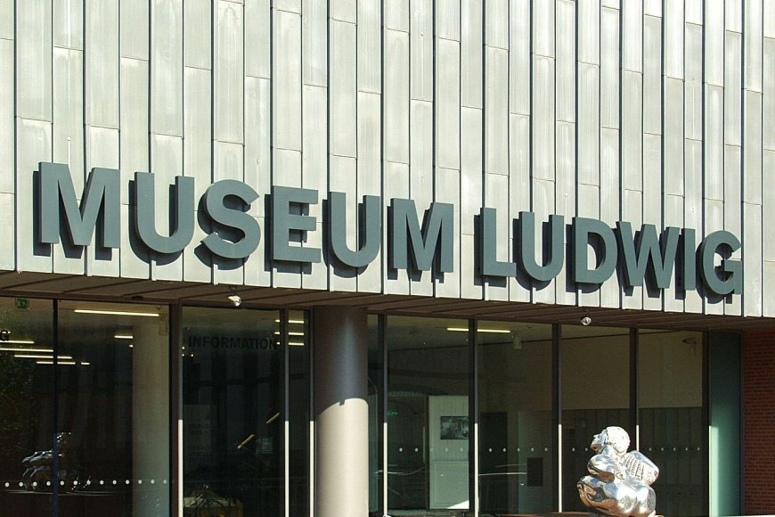 Schriftzug über dem südlichen Eingang des Museum Ludwig, Köln © Raimond Spekking