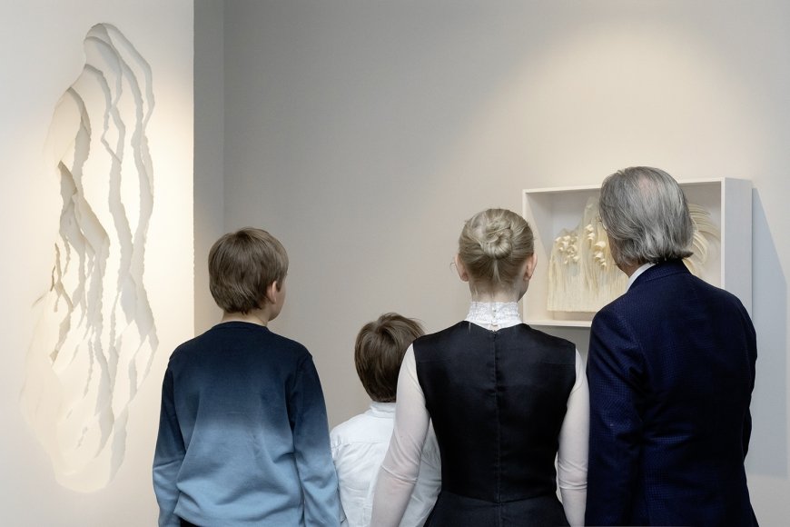 Generationsübergang mit Kunst (Hintergrund Papierobjekt von Angela Glajcar) | Foto: Bettoma Fürst-Fasté, 2018