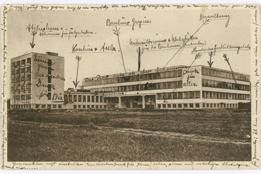 Bauhausgebäude Dessau, Fotopostkarte eines Bauhäuslers an seine Mutter, 1927, Foto: Lucia Moholy, 1925 – 1926, Bauhaus-Archiv Berlin © VG Bild-Kunst Bonn 2019