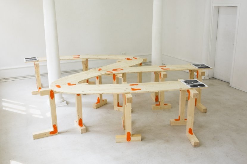 Yutie Lee, Hilde, 2018, Wood, metal connectors, three copies of the artist book Ekstase 123, H: 75 cm, Ø 637 cm, In collaboration with BNAG.cc (Oliver-Selim Boualam, Lukas Marstaller) 