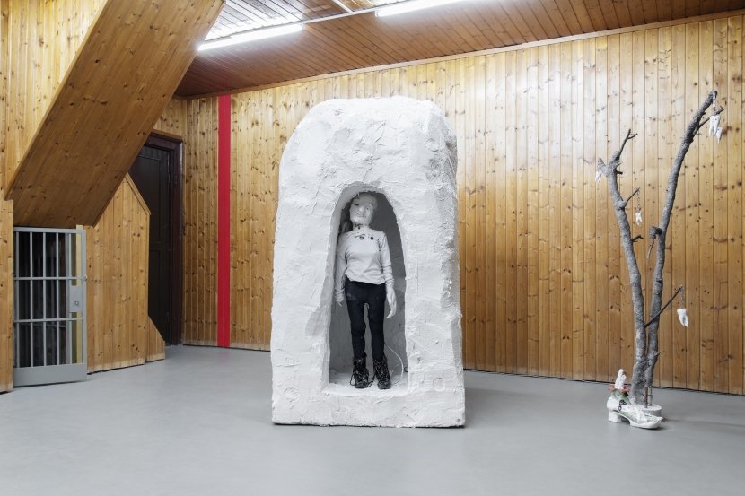 Nschotschi Haslinger, Introesque (Shoe's Moon), 2019. Installation view, EXILE (with Philippe van Snick: Temperature Raising, 2019. Acrylic on wood, dimensions variable)