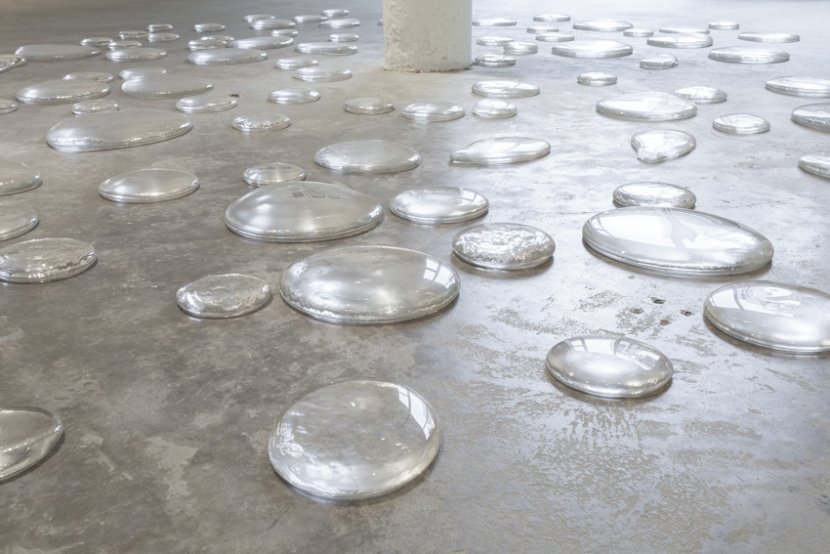 Olaf Nicolai, Echo, 2013, Installation with glass drops equal to the volume of the artist's body, Courtesy: Galerie EIGEN + ART Leipzig/Berlin 