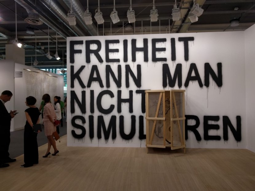 Rirkrit Tiravanija, untitled 2012 (freiheit kann man nicht simulieren), 2012, Neugerriemschneider, Art Basel (Foto: Paula Watzl)