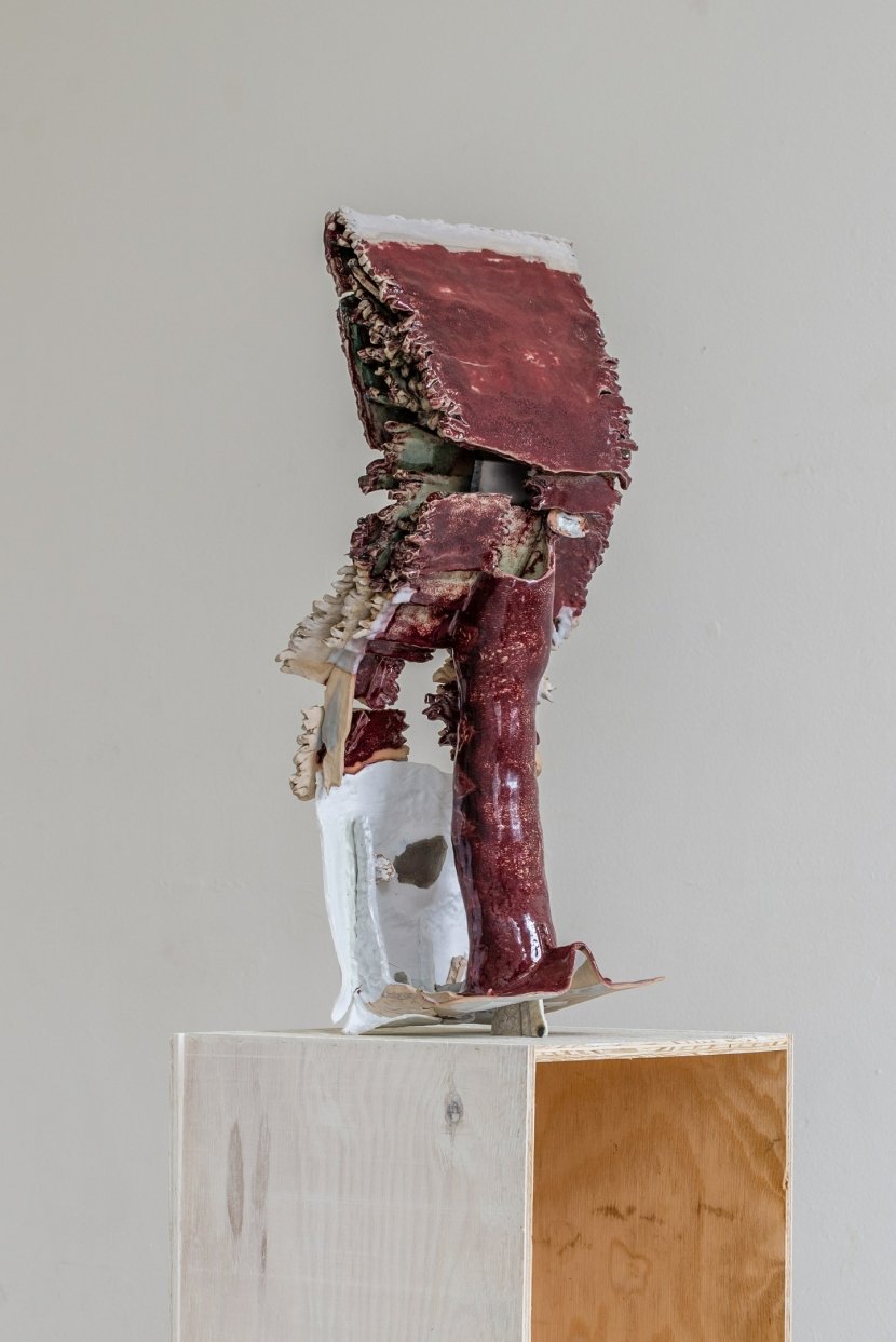 Viola Relle & Raphael Weilguni, Selber (Zombie), 26 × 31 × 16 cm, glasiertes Porzellan, Gips, Wachs, 2019.