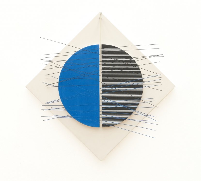 Jesús Rafael Soto, „Azul y negro“, 1971, Acryl auf Holz, Metallstäbe, Nylonschnüre, ca. 48,5 x 48,5 x 5 cm (Sockelplatte).Schätzpreis: € 100.000/150.000, Foto: KARL & FABER Kunstauktionen © VG Bild-Kunst, Bonn 2018