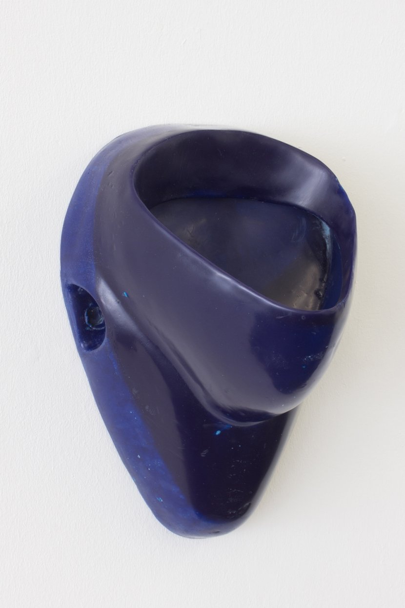 Sophie Reinhold, Water of Life (blue) (2019), Pigmentiertes Epoxidharz, Glasfaser, 55 x 35 cm. Courtesy die Künstlerin und Schiefe Zähne, Berlin. © Kunstverein Reutlingen, Foto: H. Schmidt.