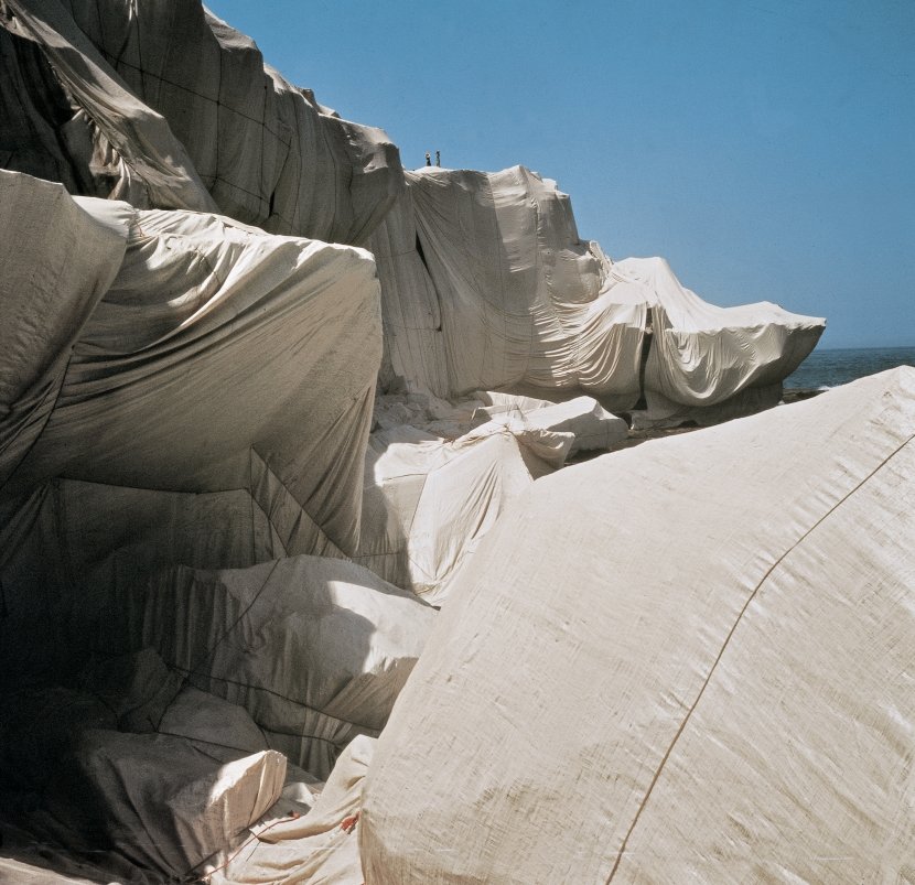 CHRISTO UND JEANNE-CLAUDE, Wrapped Coast, One Million Square Feet, Little Bay, Sydney, Australia, 1968–69, Foto: Shunk-Kender, © 1969 Christo