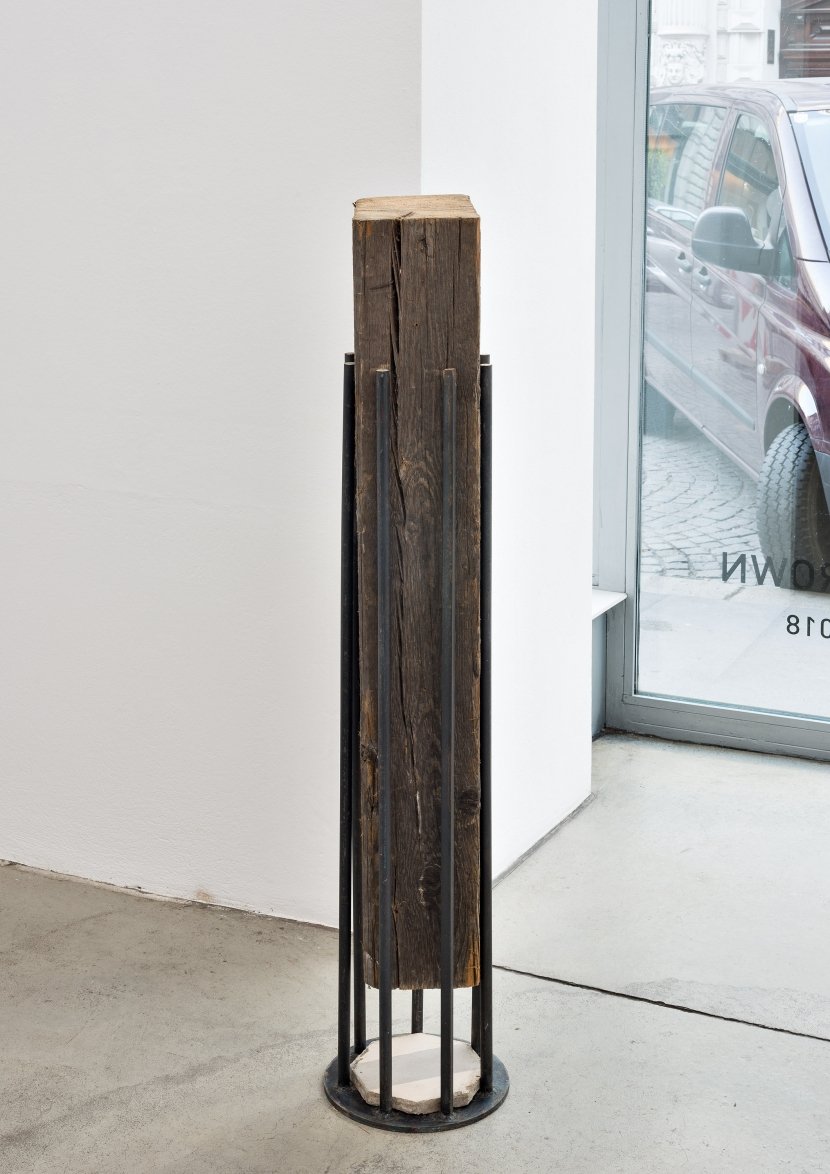 Cäcilia Brown, Die Versehrte, 2018, Dachbalken, Stahl, Zementfliese, 126 x 22 x 26 cm