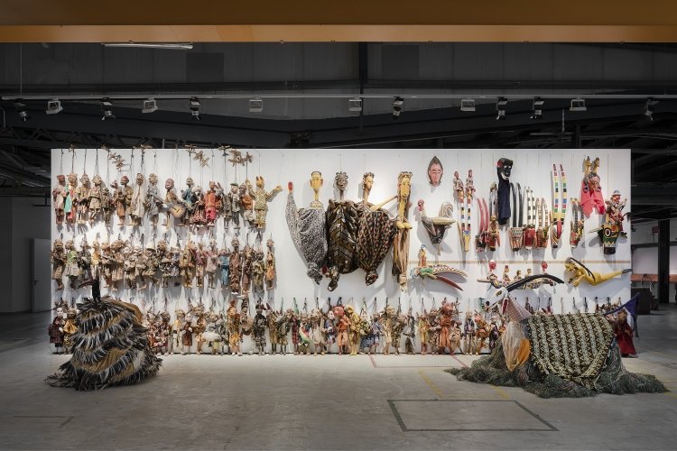 documenta fifiteen: Fondation Festival sur le Niger, Yaya Coulibaly, The Wall of Puppets, 2022