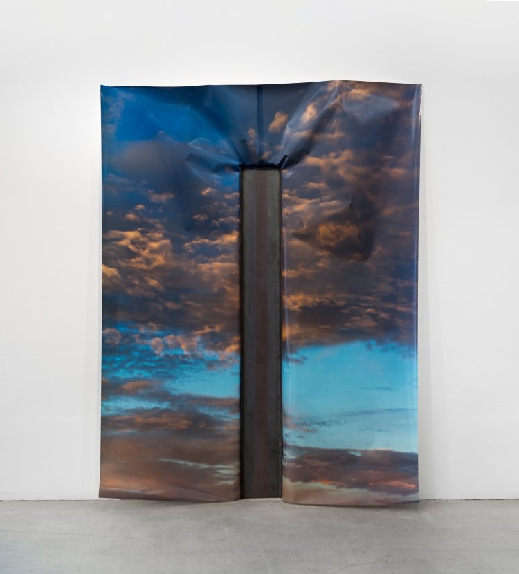 Letha Wilson, Steel I-Beam Wall Push, 2018, Digitaler C-Print, Stahl, 120 × 90 × 6 inch © by the artist, Courtesy GRIMM New York