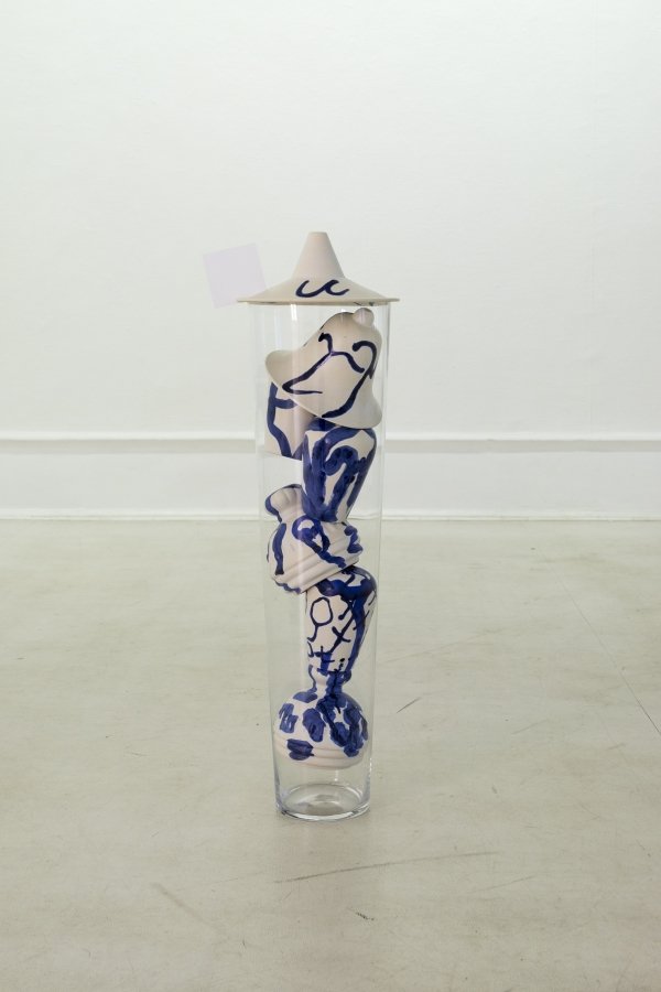 Yutie Lee, Inge, 2018, Glazed ceramic, glass, paper, H: 105 cm, Ø 28,3 cm, In collaboration with Hans-Georg Fiederling-Kapteinat 