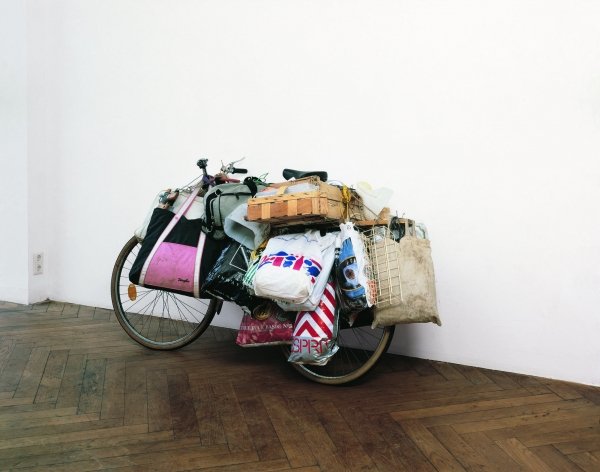 Andreas Slominski, Untitled (Fahrrad), 1993–1994, Fahrrad, Plastiktüten, Albertina, Wien. Sammlung Jablonka