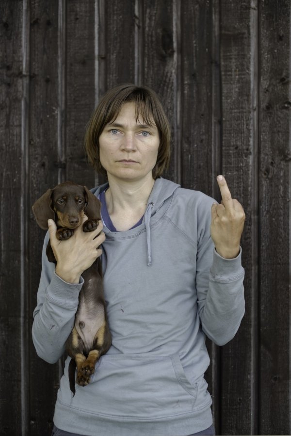 Elina Brotherus, My dog is cuter than your ugly baby, aus Carpe Fucking Diem, 2013 © the artist, courtesy: gb agency, Paris