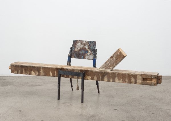 Cäcilia Brown, Der Altmieter, 2018, Stahl, Dachbalken, 86 x 259 x 48 cm