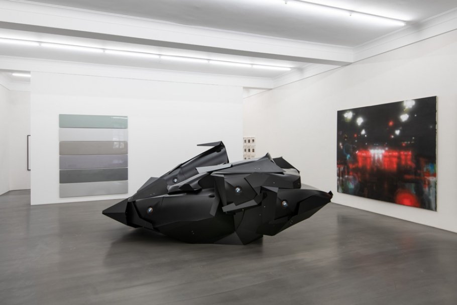 Blick in die Ausstellung Vollgas - Full Speed mit Werken von Gerhard Langenfeld, Sebastian Kuhn und Markus Willeke