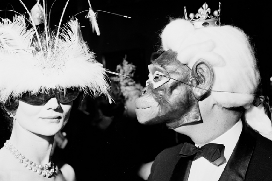 André Ostier, Vicomtesse de Ribes und Pierre Celeyron, Winter Ball, Hotel Coulanges, Paris, 30. Dezember 1958 © A. & A. Ostier