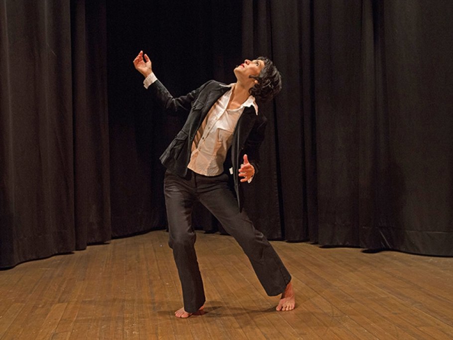 Isa Rosenberger, Loulou Omer tanzt auf der Bühne der VHS Ottakring, 2019. Foto: Reinhard Mayr.