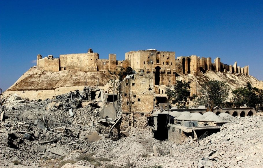 Eingang zur Zitadelle von Aleppo. Im Zuge des Krieges wurden kunsthistorisch bedeutende Moscheen und ein spätosmanisches Hospital weitgehend zerstört. © Sultan Kitaz, 2014