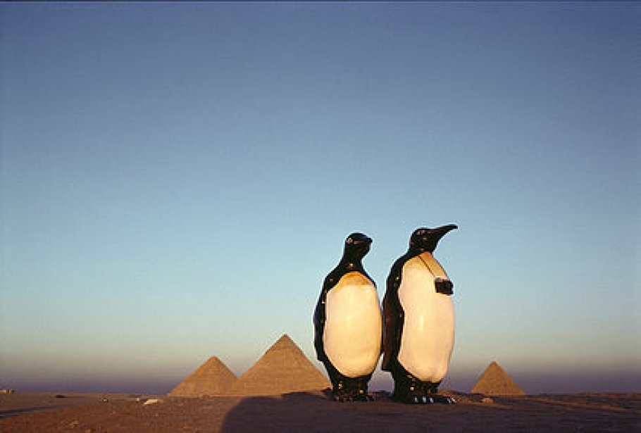 WILLY PUCHNER, AUS DER SERIE „DIE SEHNSUCHT DER PINGUINE“, 1988-1992, Foto: © Willy Puchner / Pinguin-Design © anaplus / Bildrecht, Wien, 2018