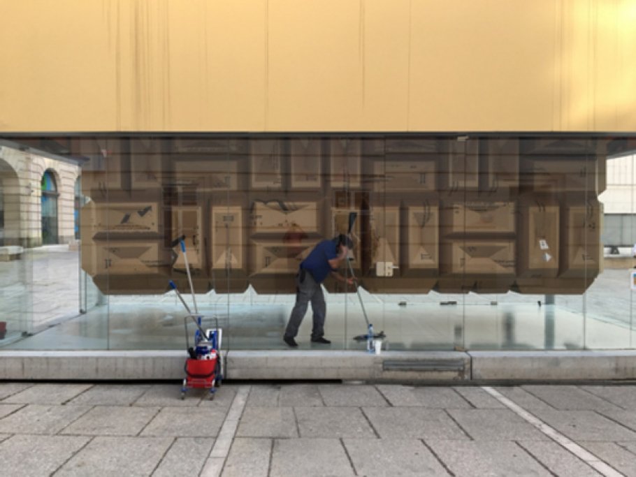 Peter Sandbichler mind the crap shrine Karton Holz 787 x 278 x 475 cm Artbox Museumsquartier Wien 2017