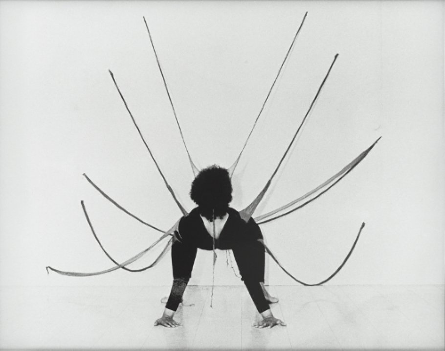 Senga Nengudi Performance Piece, 1977, Foto-Triptychon (Detail) Performerin: Maren Hassinger, Originalfotografie: Harmon Outlaw, Städtische Galerie im Lenbachhaus und Kunstbau München, Sammlung KiCo © Senga Nengudi 2018