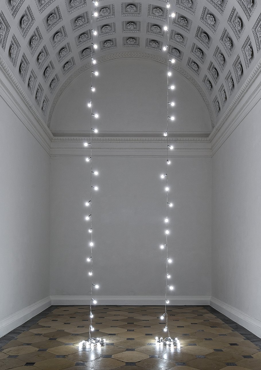 Felix Gonzalez-Torres »Untitled« (Lovers – Paris), 1993 Light bulbs, porcelain light sockets and extension cords Two parts: Overall dimensions vary with installation Collection Glenstone Museum, Potomac, Maryland © The Felix Gonzalez-Torres Foundation Courtesy of Andrea Rosen Gallery, New York © Photo: KHM-Museumsverband