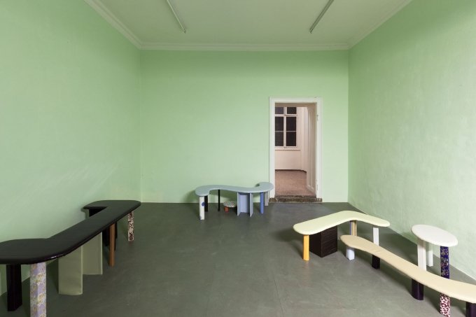 Parastu Gharabaghi & Dorna Daneshgar, help, 2019, Ausstellungsansicht, Gärtnergasse, Wien