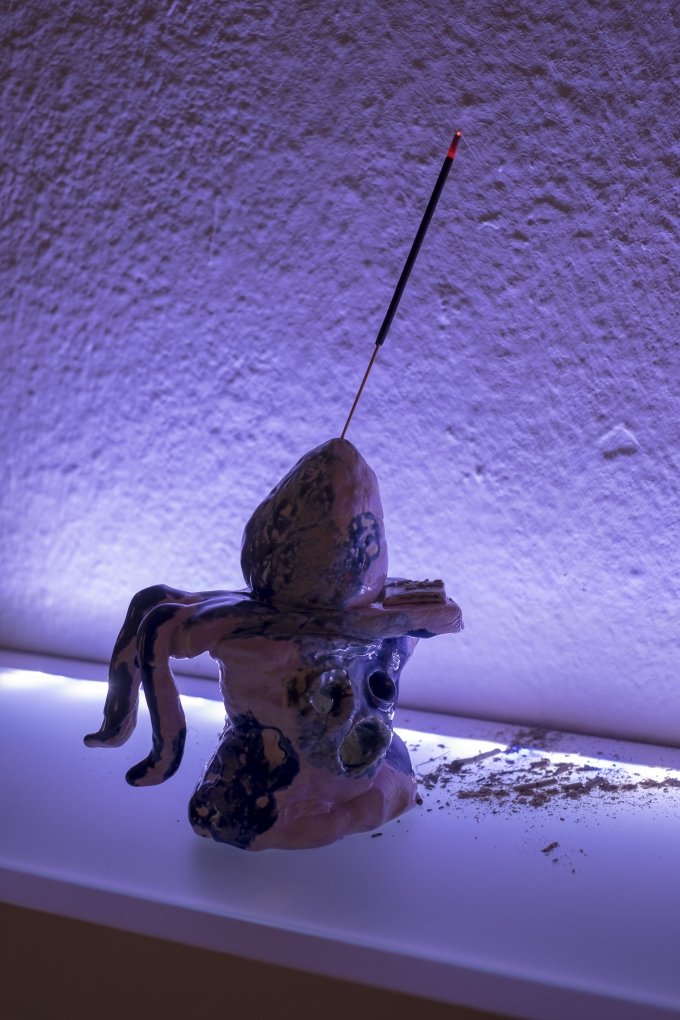 Yutie Lee, Sandra In The Sun, 2018, Glazed ceramic, tealights, incense, ca. 16 cm x 7 cm x 14 cm, In collaboration with Hans-Georg Fiederling-Kapteinat 