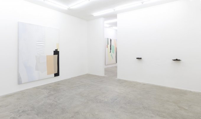 Anna Virnich, Warm Milky Acid, Silver Slip, 2018, Ausstellungsansicht, DREI, Köln