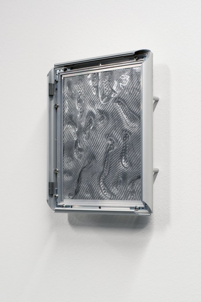 Nadim Vardag, untitled, 2016, aluminium, polyester resin, modified advertising frame, (Aluminiumgewebe, Polyesterharz, modifizierter Werberahmen), 33 × 26 × 7 cm (Foto: Nadim Vardag)
