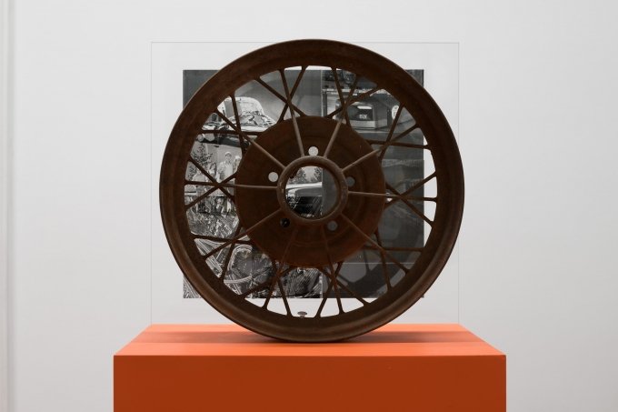 Alex Ito, You Promised Catastrophe (Open Road), 2018, Ford Model A wheel, wood, plexi glass, paint, 147 x 61 x 41 cm