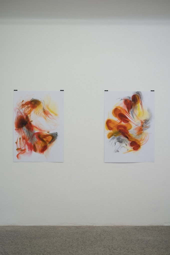 Maria Vmier, Ohne Titel [Scharlach, Ocker, Kohle], 2019, Tusche auf Offset Papier, 70 x 100 cm